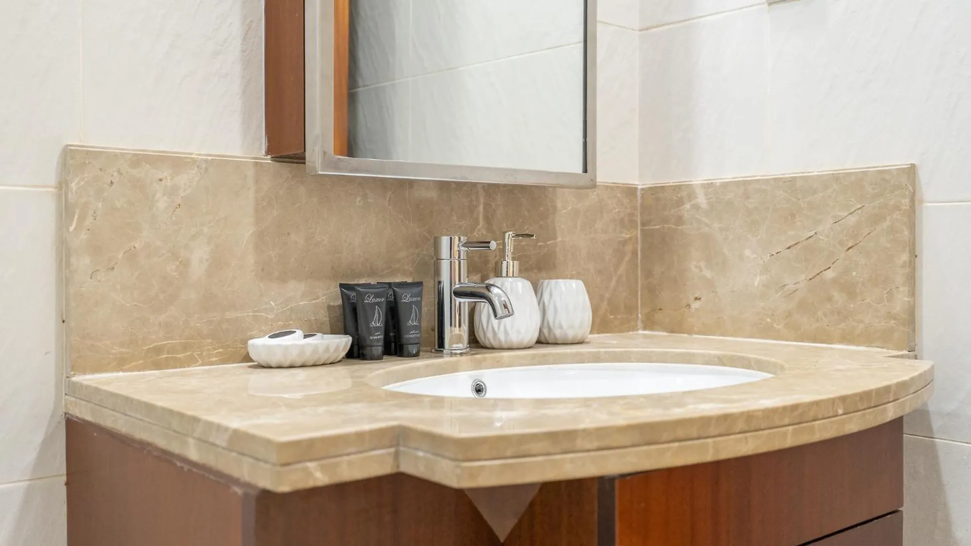 Sophisticated And Elegant 2Br In Downntown Dubai Apartment